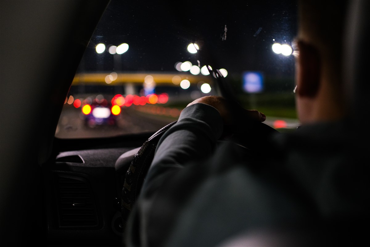 rester éveillé toute la nuit au volant de sa voiture