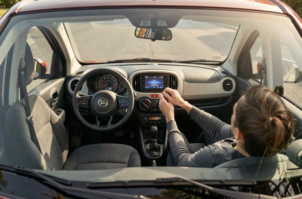 Intérieur d'une voiture sans permis avec tableau de bord compact et volant minimaliste