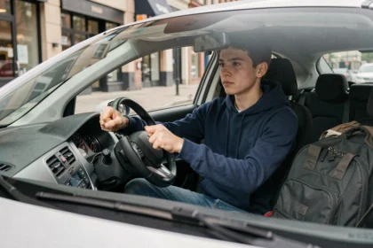 Jeune conducteur de 17 ans au volant d'une voiture citadine, illustrant la conduite sans permis avec le BSR